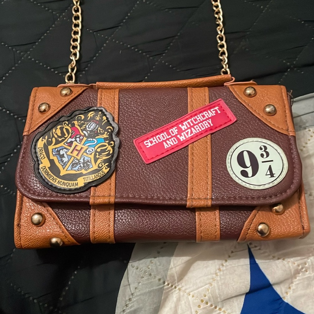 NWOT. Cute Harry Potter purse. Adjustable chain.